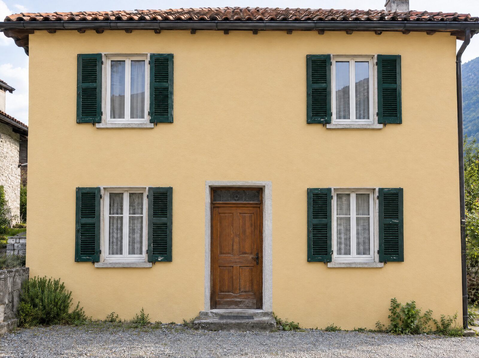 Facciata dopo: giallo sabbia