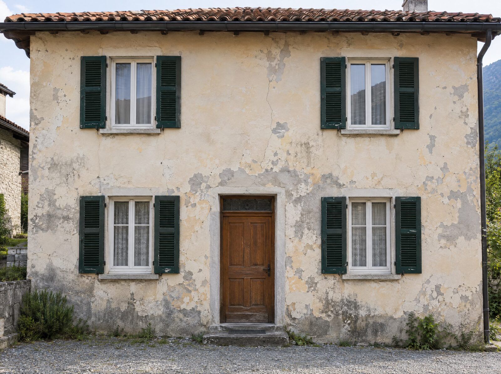 Facciata prima: intonaco scrostato